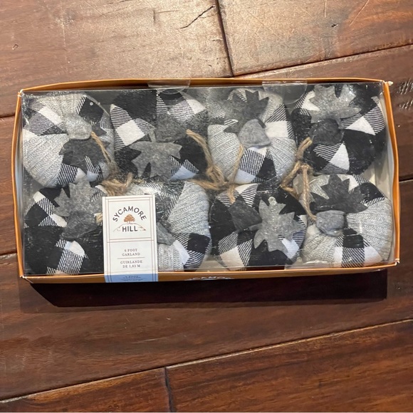 Sycamore Hill 6’ Pumpkin garland - Picture 7 of 9